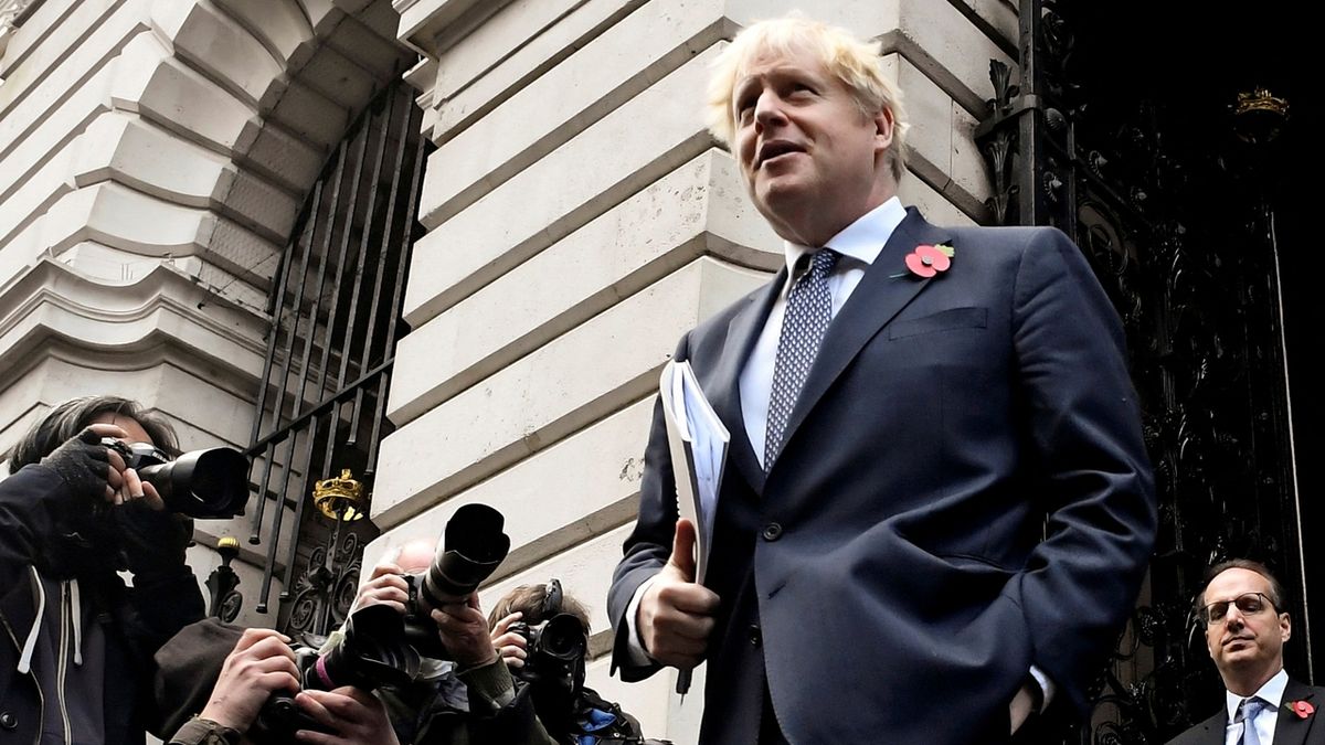 Johnson: Britům omezení, svým „chlast“